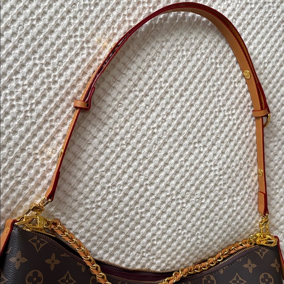 Fashion Shoulder Bag with Tan Accents and beautiful gold hardware - Picture 7 of 9